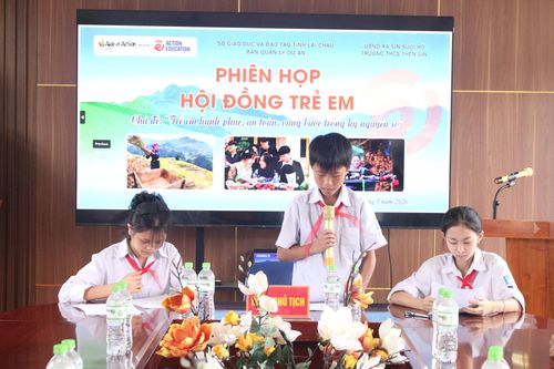 Đoàn Chủ tịch Hội đồng Trẻ em xã Sin Suối Hồ điều hành thảo luận.