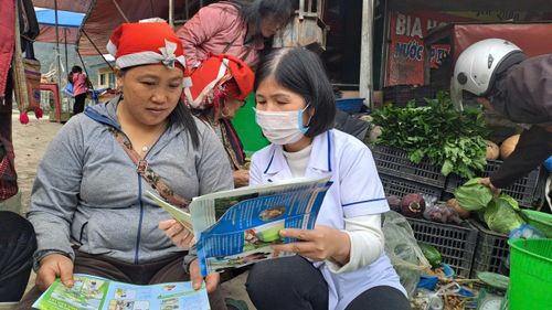 Cán bộ trạm y tế xã tăng cường tuyên truyền phòng chống ngộ độc nấm rừng cho bà con.
