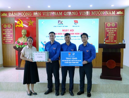 Trao tặng sách cho Đoàn Thanh niên Công ty TNHH MTV Apatit Việt Nam.