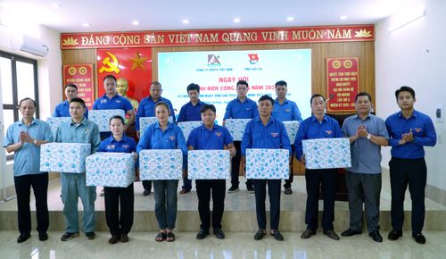 Trao tặng quà cho thanh niên công nhân.