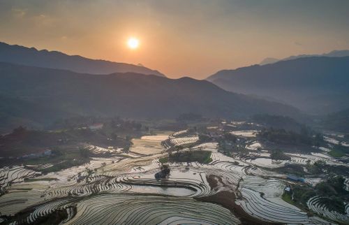 Khoảnh khắc tuyệt đẹp tại ruộng bậc thang Dền Sáng vào buổi sáng.