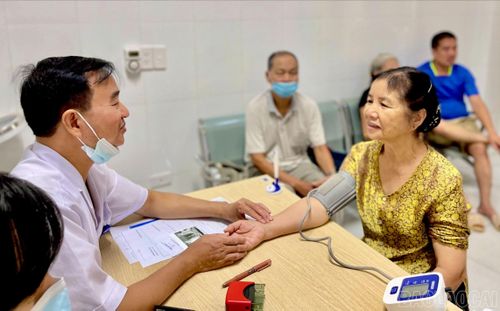 Người cao tuổi mắc bệnh nền cần tuân thủ tư vấn điều trị của bác sĩ.