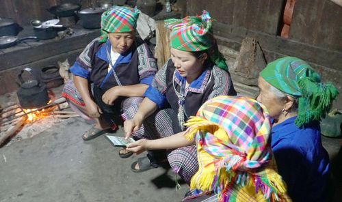 Chị Khang Thị Bla đến từng hộ tuyên truyền nâng cao nhận thức cho chị em.