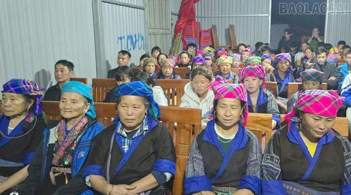 Chị Khang Thị Bla - Chủ tịch Hội Liên hiệp Phụ nữ xã Mù Cang Chải tích cực tuyên truyền, lan tỏa thông điệp về bình đẳng giới tại các nhà trường và các thôn trên địa bàn.