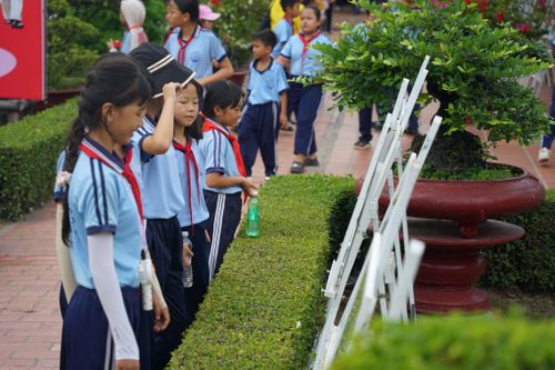 Học sinh các trường trên địa bàn phía Đông tỉnh Lâm Đồng xem triển lãm ảnh “Bên ta như có Bác”