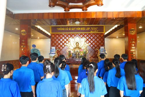Đoàn viên, thanh niên Trường Đại học Phan Thiết dâng hương viếng Chủ tịch Hồ Chí Minh nhân dịp kỷ niệm 136 năm Ngày sinh của Người