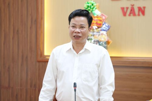 Đồng chí Lưu Văn Trung đã ân cần thăm hỏi và gửi lời chúc đến các vị Hòa thượng, Thượng tọa, Đại đức và các tăng, ni, phật tử