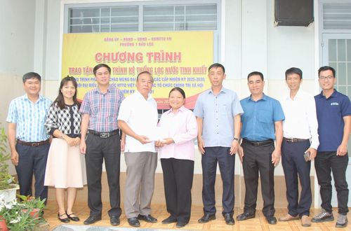 Lãnh đạo Phường 1 Bảo Lộc trao tặng công trình hệ thống lọc nước tinh khiết cho Nhà dưỡng lão