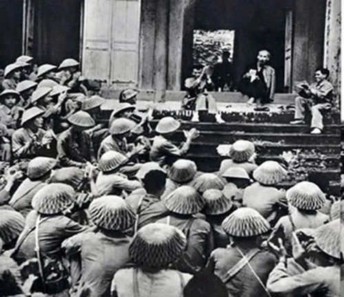 Ngày 19/9/1954, tại sân Đền Giếng trong Khu di tích Đền Hùng (Phú Thọ), trước khi về tiếp quản Thủ đô, cán bộ, chiến sĩ Đại đoàn Quân tiên phong - Sư đoàn 308 được nghe Chủ tịch Hồ Chí Minh nói chuyện thân mật. Người căn dặn: “Các Vua Hùng đã có công dựng nước, Bác cháu ta phải cùng nhau giữ lấy nước”. Ảnh: Đinh Đăng Định/TTXVN