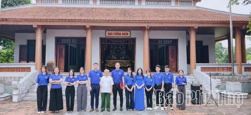 Trường Cao đẳng Y tế Phú Thọ tổ chức các hoạt động giáo dục truyền thống cho ĐVTN tại Khu di tích lưu niệm Chủ tịch Hồ Chí Minh.