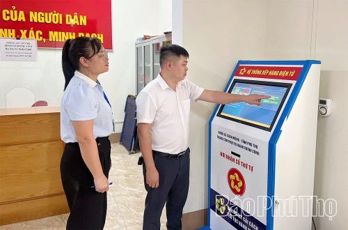 Cán bộ Trung tâm Phục vụ hành chính công xã Chân Mộng hướng dẫn người dân thực hiện thủ tục hành chính trên môi trường số.