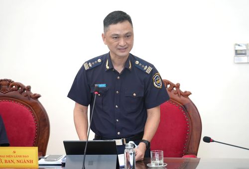 Đại diện lãnh đạo Chi cục Hải quan khu vực IX báo cáo về hoạt động xuất nhập khẩu, xuất nhập cảnh, quá cảnh qua địa bàn tỉnh Quảng Trị - Ảnh: T.Đ