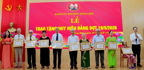 Đại diện lãnh đạo phường Đồng Hới trao Huy hiệu Đảng cho các các đảng viên lão thành - Ảnh: P.V