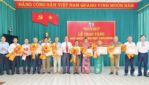 Đại diện lãnh đạo Đảng ủy xã Triệu Cơ trao Huy hiệu Đảng cho 10 đảng viên - Ảnh: K.S