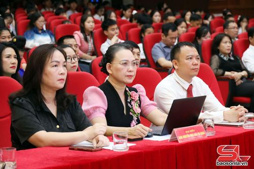 Đại biểu tham dự chương trình.
