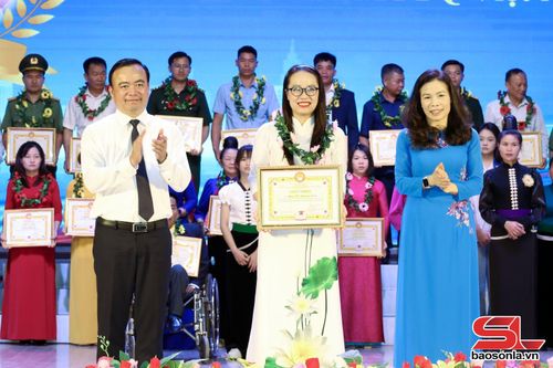 Đồng chí Phó Chủ tịch Thường trực UBND tỉnh và Chủ tịch Hội Khuyến học tỉnh trao giấy khen cho tấm gương người lớn "Học không bao giờ cùng".