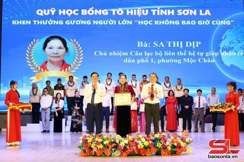 Lãnh đạo Mặt trận Tổ quốc Việt Nam tỉnh và lãnh đạo Sở Giáo dục và Đào tạo trao học bổng cho cá nhân tại Lễ trao học bổng Học không bao giờ cùng năm 2026.