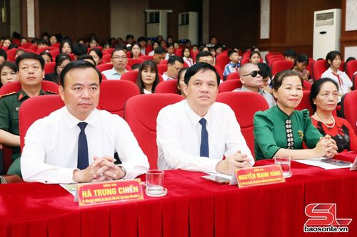 Đại biểu tham dự chương trình.