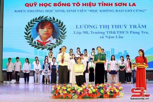 Lãnh đạo Ban Tuyên giáo và Dân vận Tỉnh ủy và lãnh đạo Sở Giáo dục và Đào tạo trao học bổng "Học không bao giờ cùng" cho học sinh tiêu biểu.