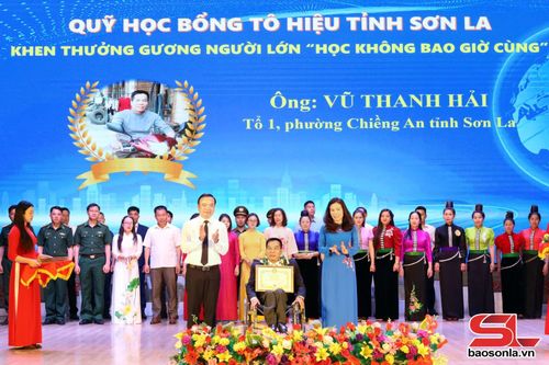 Đồng chí Phó Chủ tịch Thường trực UBND tỉnh và Chủ tịch Hội Khuyến học tỉnh trao giấy khen cho tập thể, cá nhân tại Lễ trao học bổng Học không bao giờ cùng năm 2026.