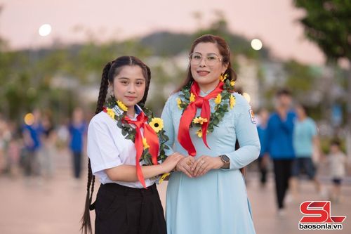 Cô giáo Đỗ Thu Thảo, người luôn đồng hành trên mọi hành trình của Bùi Thảo Linh.