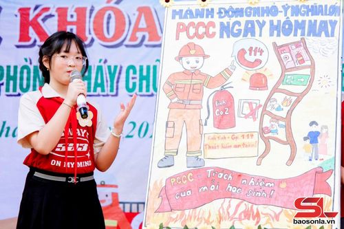 Sa Thái An tự tin thuyết trình trước buổi ngoại khóa của trường Tiểu học Chiềng Sinh. (Ảnh do nhân vật cung cấp).