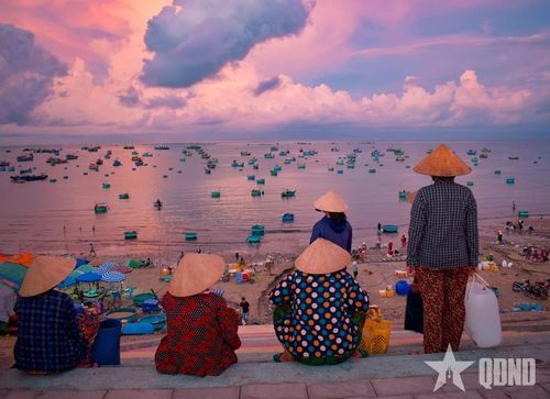 Những người phụ nữ làng chài Mũi Né đợi thuyền cá trở về.