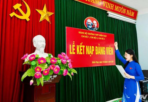 Đảng viên mới tuyên thệ.