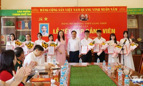 Lãnh đạo Trường THPT Gang Thép chúc mừng các đảng viên mới.