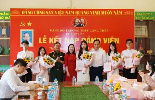 Lãnh đạo các chi bộ trao quyết định kết nạp Đảng cho quần chúng ưu tú.