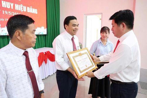 Lãnh đạo phường Phong Phú trao Huy hiệu Đảng cho các đảng viên. Ảnh: Văn Minh