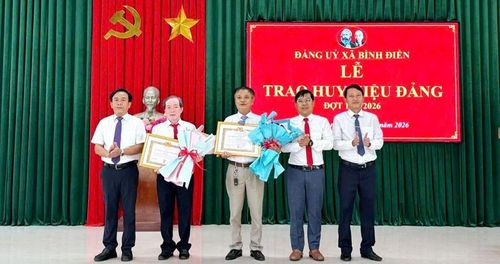 Trao Huy hiệu Đảng cho các đảng viên ở xã Bình Điền. Ảnh: Võ Nhân