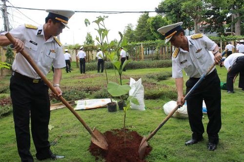 Cán bộ, chiến sĩ Lữ đoàn 171 Vùng 2 Hải quân trồng cây tại đơn vị.