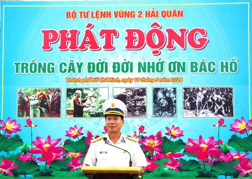 Đại tá Đỗ Hồng Duyên, Phó Chính ủy Vùng 2 Hải quân phát động Lễ “Trồng cây đời đời nhớ ơn Bác Hồ”.