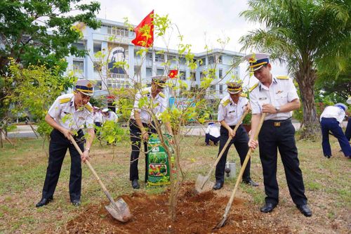 Đại tá Đỗ Hồng Duyên, Phó Chính ủy Vùng 2 Hải quân (bên phải) trồng cây tại khuôn viên Vùng 2 Hải quân.