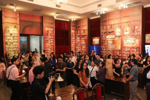 Triển lãm thu hút đông đảo công chúng. Ảnh: VNU-SIS