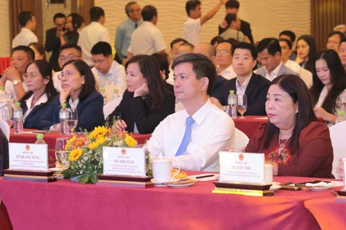 Các đại biểu tham dự lễ khởi công