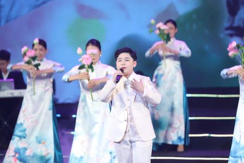 Các em nhỏ hát về Bác với tất cả kính yêu