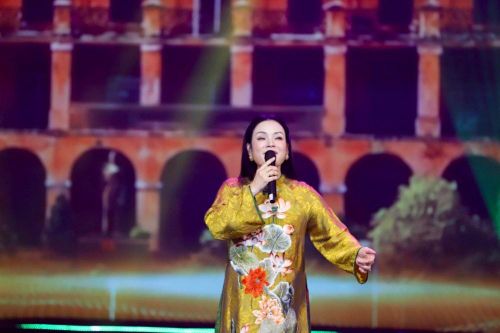 NSƯT Tân Nhàn thể hiện ca khúc "Từ làng Sen"