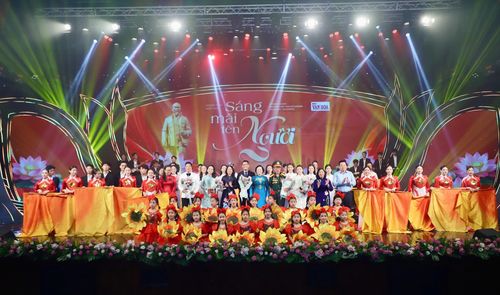 Đại biểu và nghệ sĩ tham gia chương trình