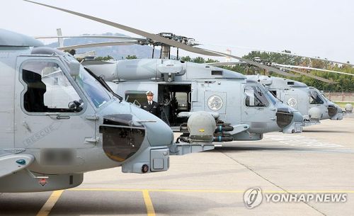 Các máy bay trực thăng MH-60R tại một căn cứ hải quân ở Changwon, Hàn Quốc, tháng 4/2026. Ảnh: Yonhap
