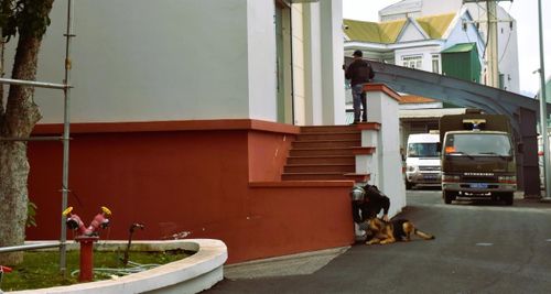 Tổ bắn tỉa cũng nhanh chóng cơ động vào vị trí khóa mục tiêu.
