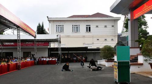 Lúc lệnh tấn công được phát ra, quả nổ nghiệp vụ và đạn khói được kích hoạt. Trong tích tắc, các mũi đột kích đồng loạt phá cửa xông vào. Bằng võ thuật điêu luyện và sự dứt khoát, toàn bộ các đối tượng bị khống chế, tước vũ khí. Các con tin được giải cứu an toàn tuyệt đối...