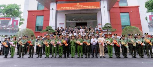 Cuộc diễn tập khép lại với những cái bắt tay thật chặt và những bó hoa tươi thắm động viên tinh thần cán bộ, chiến sĩ đã tham gia cuộc diễn tập chống cướp ngân hàng có quy mô lớn ở tỉnh Lâm Đồng.
