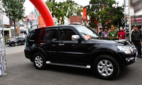 Gần như ngay lập tức, mạng lưới an ninh được kích hoạt. Lực lượng Công an nhanh chóng có mặt, phong tỏa hiện trường. Lúc này, nhóm cướp đang khống chế con tin và cố thủ trong quầy giao dịch. Đồng thời, chúng đưa ra yêu sách đòi lực lượng công an rút lui và cung cấp xe ô tô để tẩu thoát khỏi hiện trường.