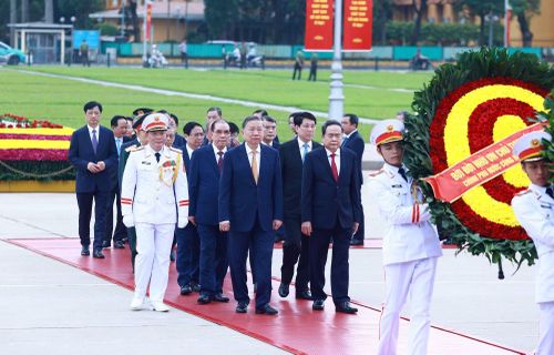 Tổng Bí thư, Chủ tịch nước Tô Lâm dẫn đầu Đoàn đại biểu tới đặt vòng hoa, vào Lăng viếng Chủ tịch Hồ Chí Minh.