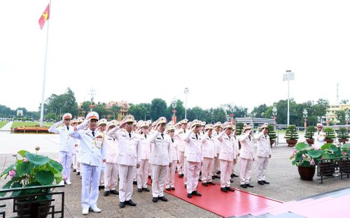 Đoàn đại biểu Đảng ủy Công an Trung ương, Bộ Công an bày tỏ lòng thành kính, biết ơn vô hạn trước những công lao to lớn của Chủ tịch Hồ Chí Minh.