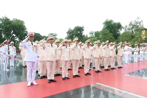Đoàn đại biểu Đảng ủy Công an Trung ương, Bộ Công an bày tỏ lòng tưởng nhớ những người con ưu tú của dân tộc.