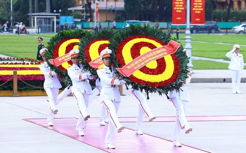 Vòng hoa của Đoàn mang dòng chữ: "Đời đời nhớ ơn Chủ tịch Hồ Chí Minh vĩ đại".