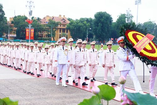 Đoàn đại biểu Đảng ủy Công an Trung ương, Bộ Công an đến đặt vòng hoa, vào Lăng viếng Bác.